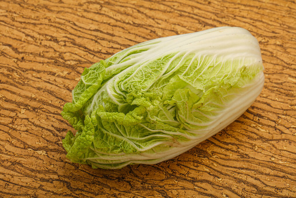 Веганская кухня - зеленая свежая вкусная китайская капуста - Фото, изображение