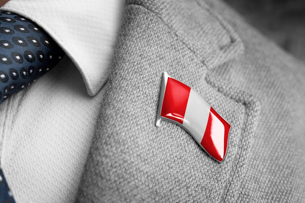 Металлический значок с флагом Перу на лацкане костюма - Фото, изображение