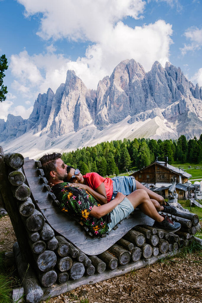 Geisler Alm, Dolomites Italy 、イタリアのドロミテのヴァル・ディ・フネス山のハイキング、南チロルのGeisler Almと自然公園Geisler-Puez - 写真・画像