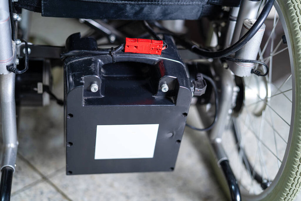 Sähköinen pyörätuoli, jossa on uimahalli vanhalle iäkkäälle potilaalle, ei voi kävellä tai estää ihmisiä käyttämästä kotona tai sairaalassa, terve vahva lääketieteellinen käsite. - Valokuva, kuva