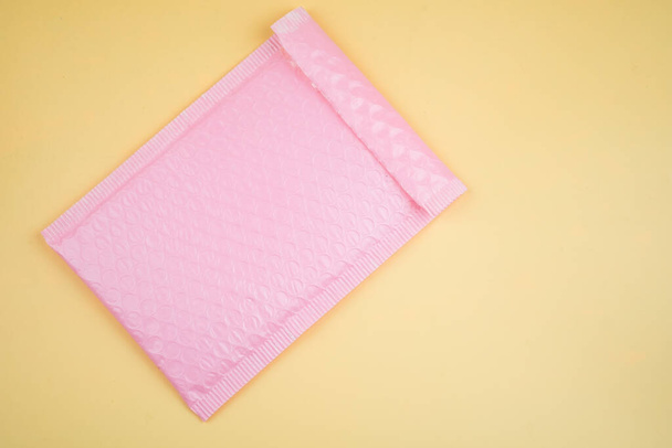 Buen sobre rosa con envoltura de burbuja para enviar algo por correo - Foto, imagen