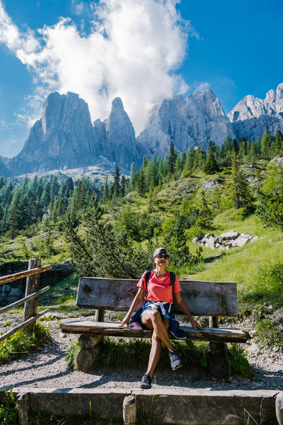 Geisler Alm, Dolomitas Italia, senderismo en las montañas de Val Di Funes en Dolomitas italianas, Parque natural Geisler-Puez con Geisler Alm en Tirol del Sur - Foto, imagen