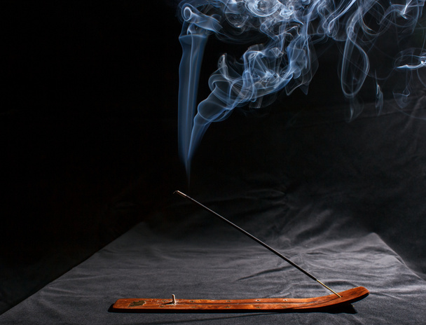 palo de incienso indio con humo sobre fondo negro - Foto, Imagen