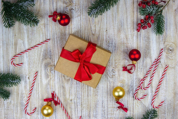Рождество, розетка на деревянном фоне новогодних игрушек подарки. Селективный фокус. - Фото, изображение