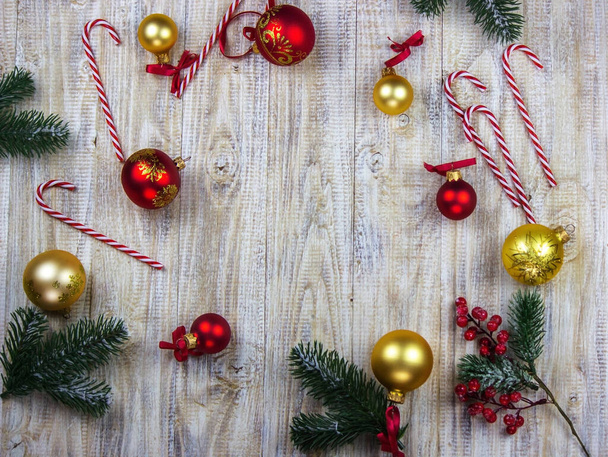 Weihnachten, Rosette auf einem hölzernen Hintergrund von Neujahrsgeschenken. Selektiver Fokus. - Foto, Bild