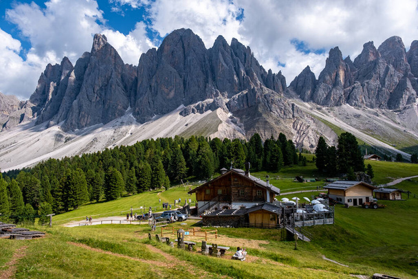 Geisler Alm, Dolomitas Italia, senderismo en las montañas de Val Di Funes en Dolomitas italianas, Parque natural Geisler-Puez con Geisler Alm en Tirol del Sur - Foto, Imagen