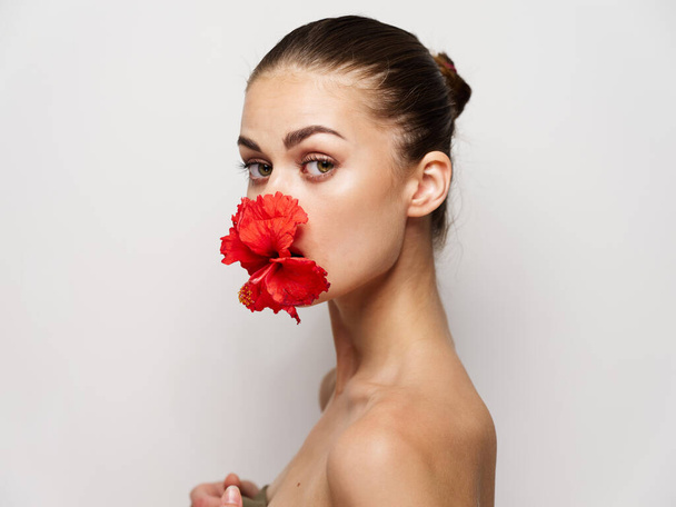 hezká žena nahá ramena červená květinová kosmetika - Fotografie, Obrázek