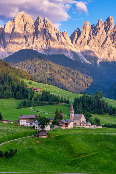 Pueblo de Santa Magdalena en Val di Funes en los Dolomitas italianos. Vista otoñal del valle con árboles coloridos y grupo de montañas Odle en el fondo. Italia - Foto, imagen