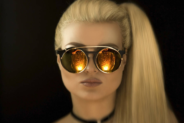 Portrait d'une fille modèle blonde en lunettes rondes avec des lunettes jaunes sur fond noir. Reflet de l'éblouissement dans les lunettes. - Photo, image