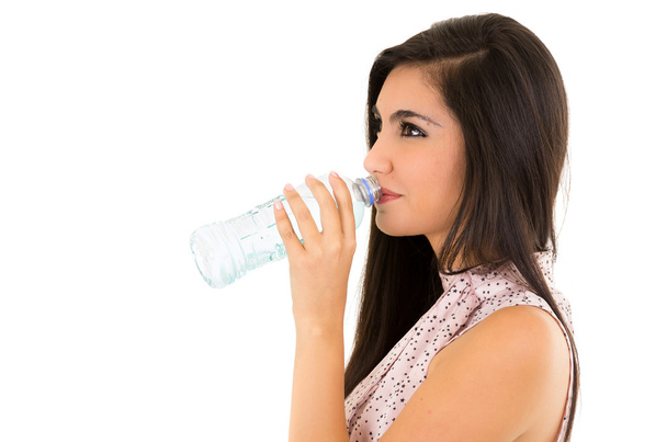 schönes junges Mädchen trinkt Wasser aus einer Plastikflasche - Foto, Bild