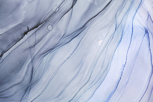 白で青の抽象アートの背景テクスチャ。白い紙に繊細な絵の具の汚れ。ソフトフォーカス - 写真・画像