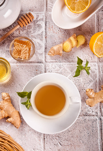 Refreshing ginger tea with lemon, mint leaf and honey - Foto, Imagen
