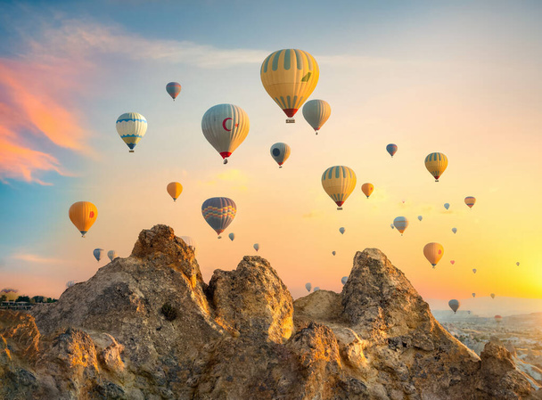 Воздушные шары над скалами - Фото, изображение