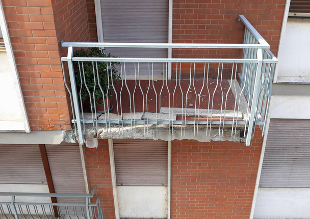 uszkodzone betonowe fronty balkonowe na placu budowy - Zdjęcie, obraz