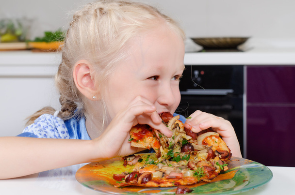 boldog fiatal lány pizzát eszik - Fotó, kép