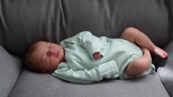 Baby Sleep Noworodka Sen, Mała dziewczynka Śpiąca na krześle Twarz i ręce zbliżenie - Materiał filmowy, wideo