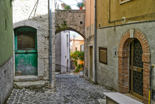 Wąska uliczka w Longano, średniowiecznym mieście regionu Molise, Włochy. - Zdjęcie, obraz