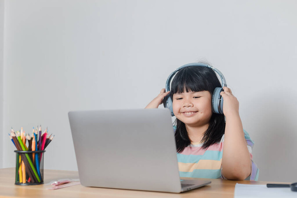 lányok tanul online otthon; - Fotó, kép