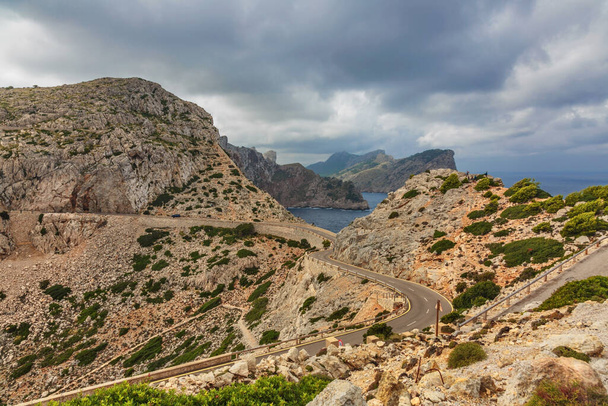 Manzara kasvetli dramatik gökyüzü (cape formentor) altında bir fırtına öncesi kayalık kıyılarının. Mallorca. Balear Adaları. İspanya - Fotoğraf, Görsel