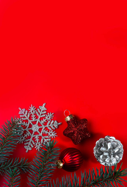 Christmas decorations lying on a red background. Copy space. - Foto, Imagen