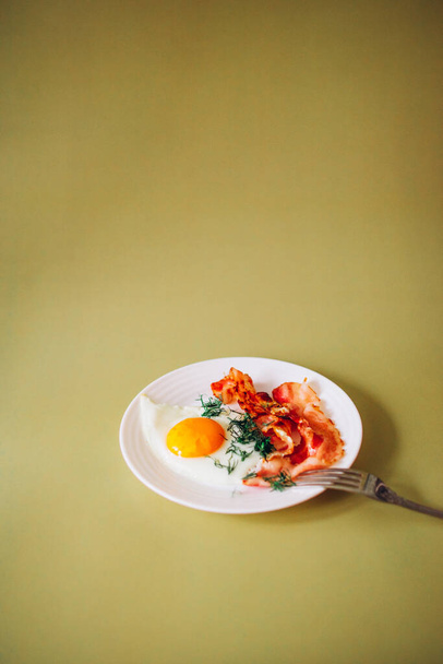 míchaná vejce se slaninou a bylinkami k snídani - Fotografie, Obrázek