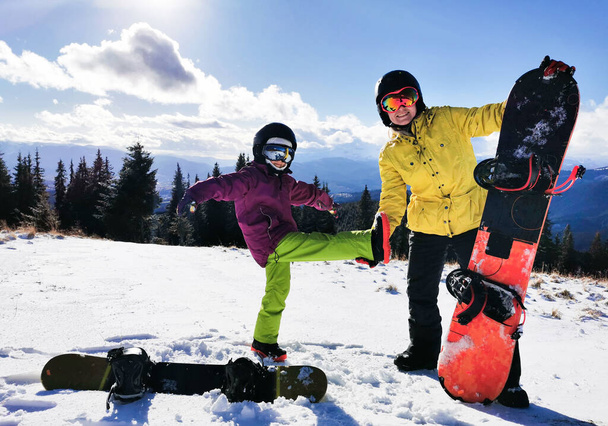 familia de snowboarders en estación de invierno en las montañas - Foto, Imagen