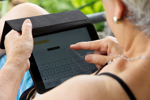 Donna anziana con tablet
 - Foto, immagini