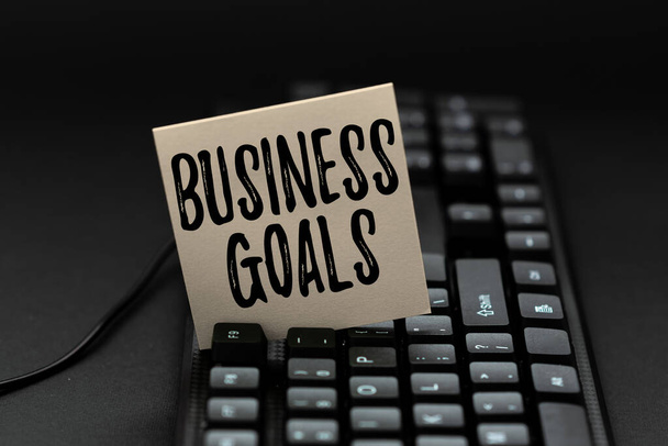 Концептуальная подпись Business Goals. Бизнес-идея Ожидания для достижения в течение определенного периода времени написание жалобы в социальных сетях, сообщение о плохом поведении в Интернете - Фото, изображение