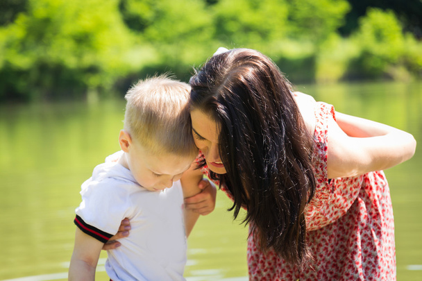 Madre con figlio nel lago
 - Foto, immagini