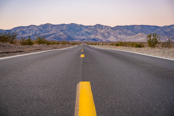 Środek drogi w kierunku Panamint Range w Dolinie Śmierci - Zdjęcie, obraz