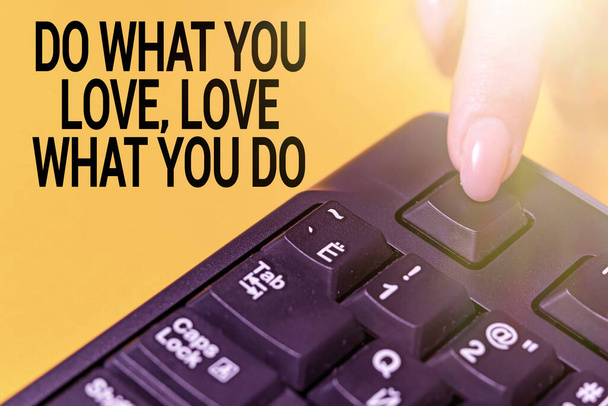 Textdarstellungen Do What You Love Love What You Do. Business-Ansatz, den Sie tun können, was Ihnen Spaß macht, um an besseren Orten zu arbeiten als Hände, die auf Computertastaturtasten zeigen - Foto, Bild