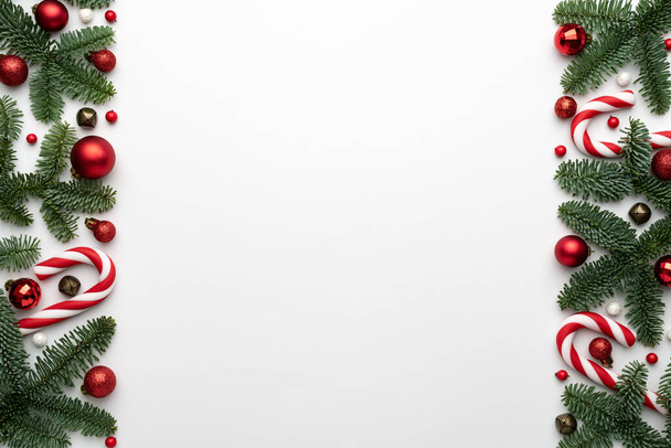 Fond de Noël avec un cadre décoré branches de sapin et boules de Noël. Modèle de bannière ou d'affiche avec place pour le texte - Photo, image