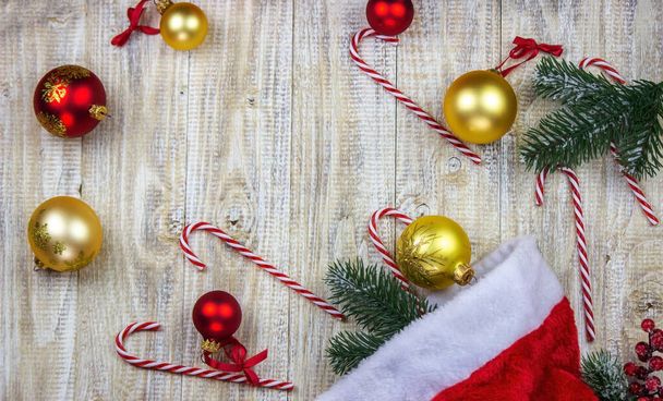 Cadeaux de jouets du Nouvel An, sapin de Noël avec décoration sur une planche en bois, concept Nouvel An. Concentration sélective - Photo, image