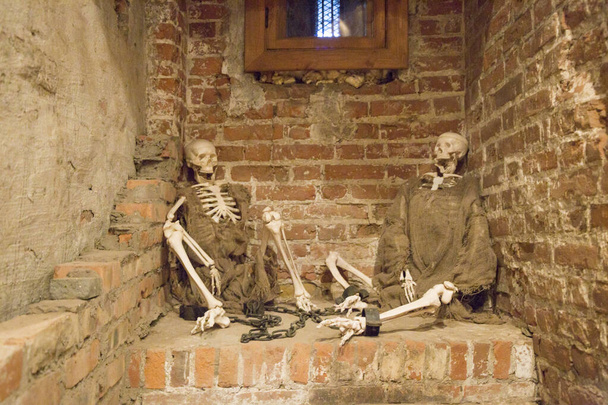 Halloween: Skelette in Lumpen im Verlies - Foto, Bild