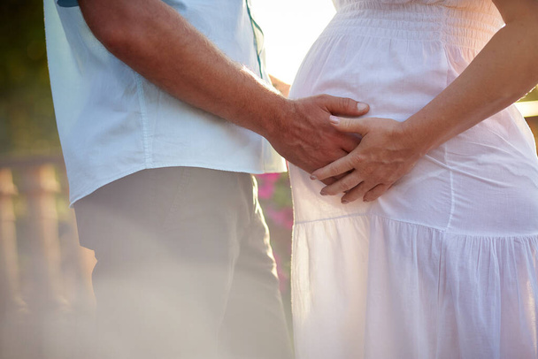 Hamile bir kadının karnına nazikçe dokunmak. Şefkatli hamile çift yakın çekim. Koca göbek. Genç aile - Fotoğraf, Görsel