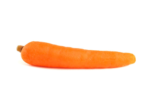 Морковь на белом фоне. свежая очищенная морковь, изолированная на белом. - Фото, изображение