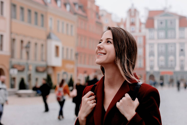 Gyönyörű nő az óvárosban Wroclaw, Lengyelország  - Fotó, kép
