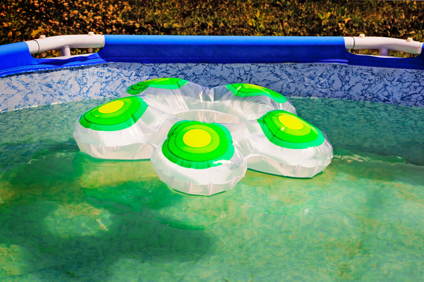 Frammento della piscina e anello di gomma su una superficie dell'acqua
. - Foto, immagini