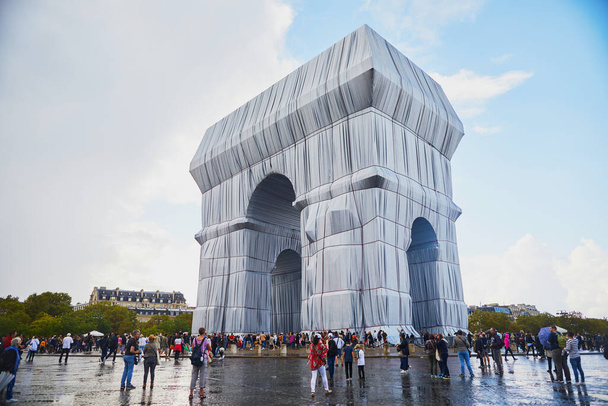 PARIS, FRANCE - SEPTEMBER 26, 2021: Triumphal Arch wrapped in silvery blue fabric and red rope as a posthumous project planned by the artists Christo and Jeanne-Claude - Photo, Image