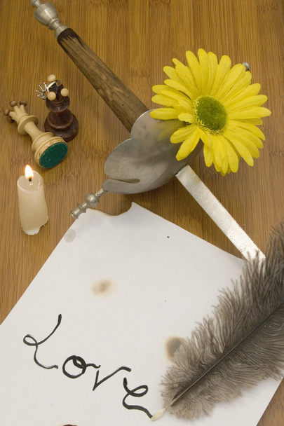 altes Schwert, eine Kerze, eine gelbe Blume, zwei Schachfiguren und - Foto, Bild