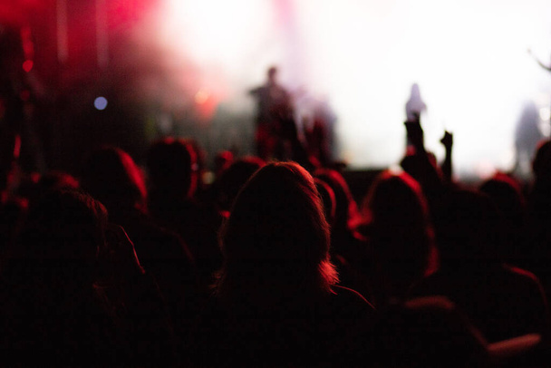 толпа на концерте и силуэты в огнях сцены - Фото, изображение
