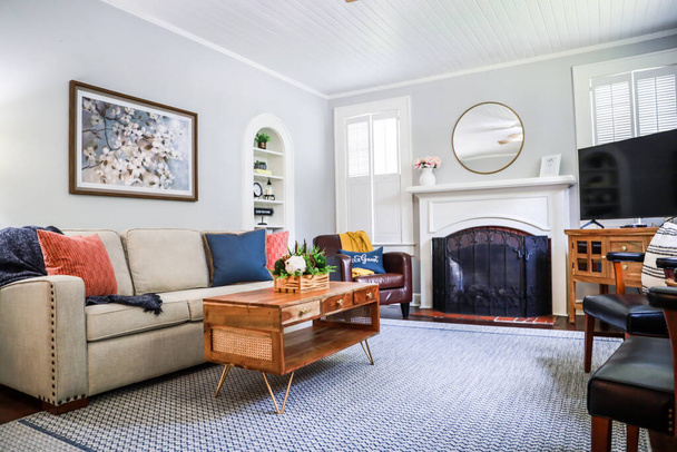 Egy tiszta és klasszikus tágas nappali egy kis ház rövid távú bérleti - Fotó, kép