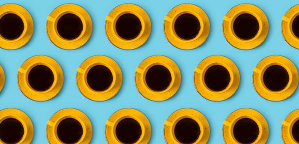 taza de café amarillo sobre un fondo de color - Foto, imagen
