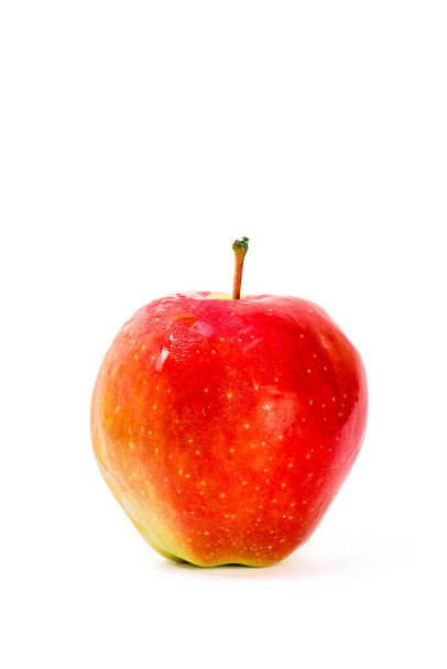 Rode appel close-up geïsoleerd op witte achtergrond. Sappig fruit. Gezond eten. Vitaminen. - Foto, afbeelding
