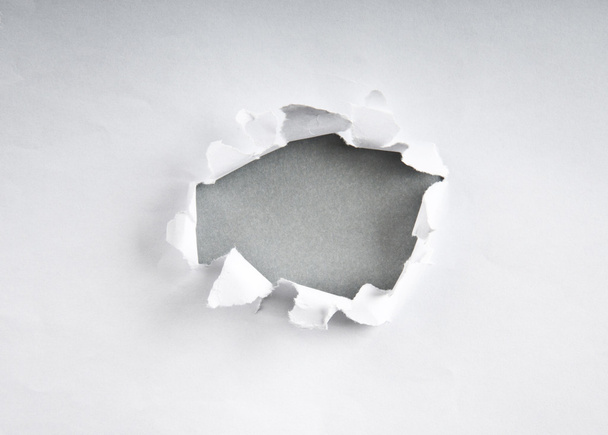 Díra v papíru s potrhanými stranami - Fotografie, Obrázek