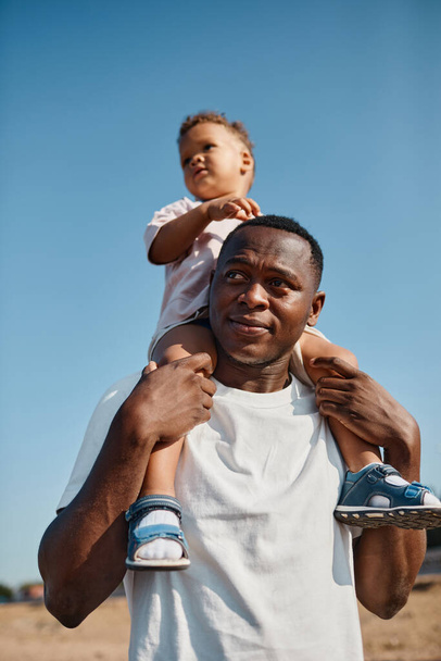 omuzlarında taşıyan oğlu baba - Fotoğraf, Görsel