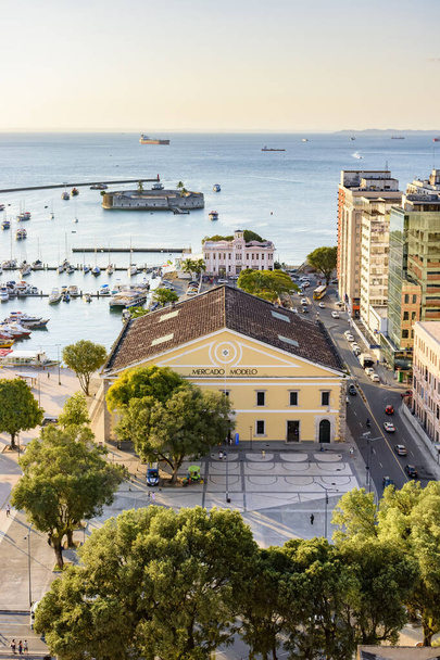 Vista superior del famoso modelo de mercado, bahía de Todos los Santos y puerto en la ciudad de Salvador, Bahía durante la tarde - Foto, Imagen
