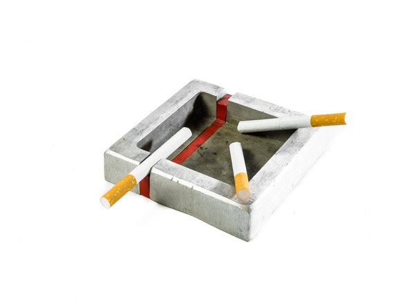 cinzeiro e cigarro
 - Foto, Imagem