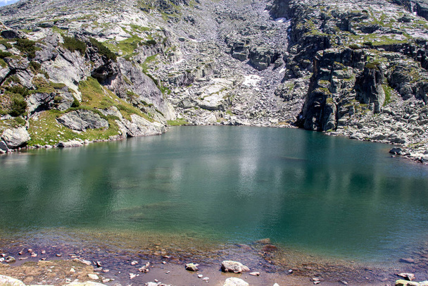 atemberaubende Landschaft des beängstigenden Sees und kupens Spitzen, rila Berg, Bulgarien - Foto, Bild