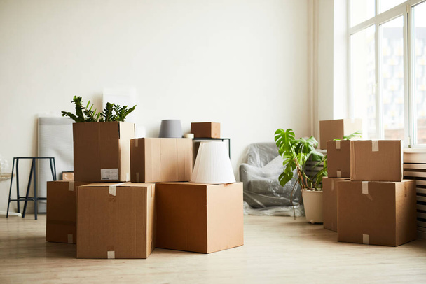 Boîtes en carton dans une nouvelle maison - Photo, image